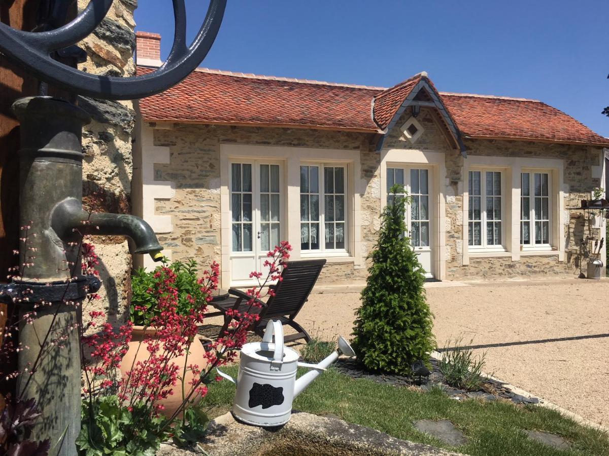 Le Petit Chateau Des Cedres Mouchamps Exterior foto
